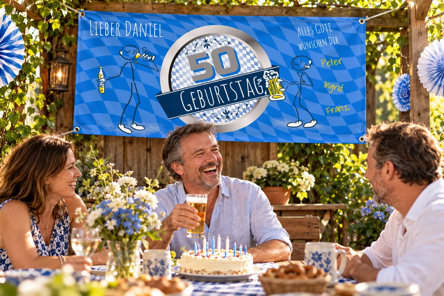 Geburtstagsrunde auf der Terrasse mit blau-weißem Banner und bayerischen Rauten