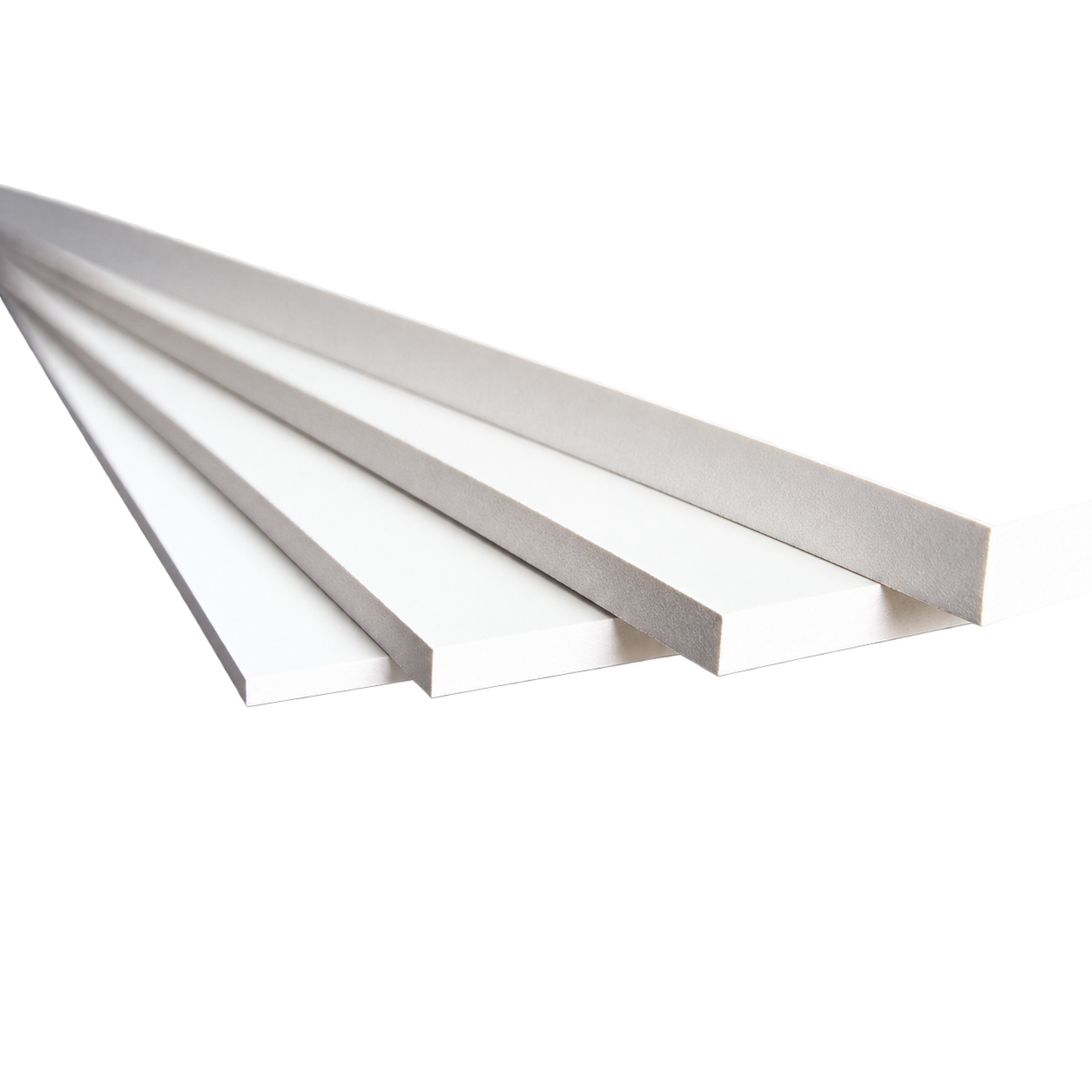 Vier weiße PVC-Platten mit sichtbaren Plattenkanten